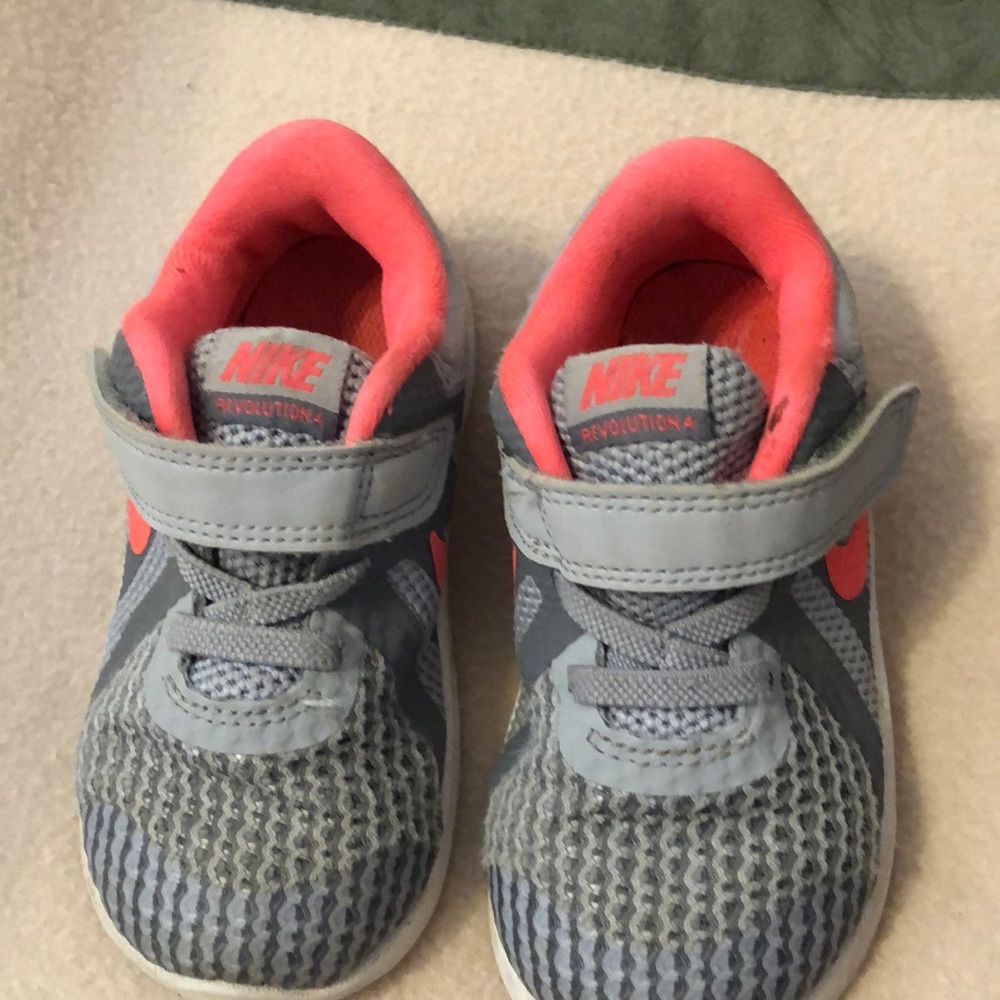 Nike Revolution4 girl shoes size 7C
